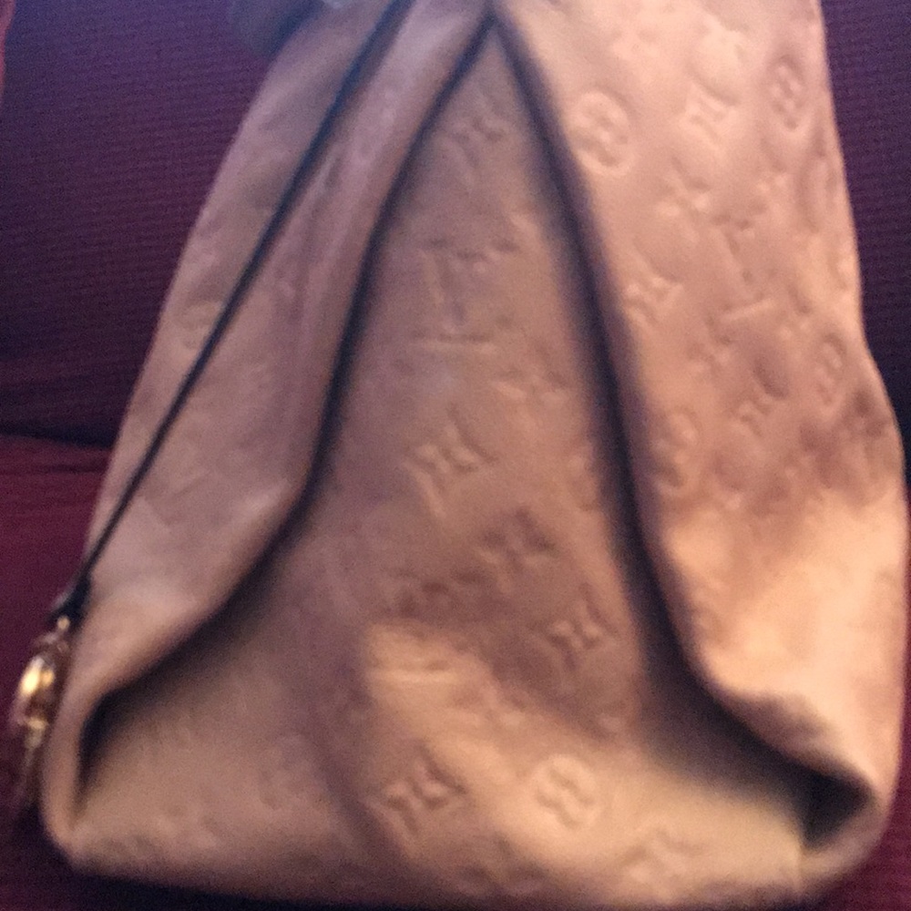 Authentic Louise Vuitton Artsy Gm - Picture 2 of 11